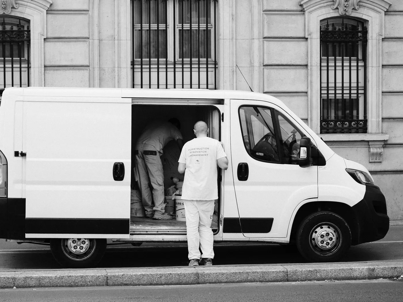 Transporter von SAVO bei einem Umzug in einer Berliner Straße