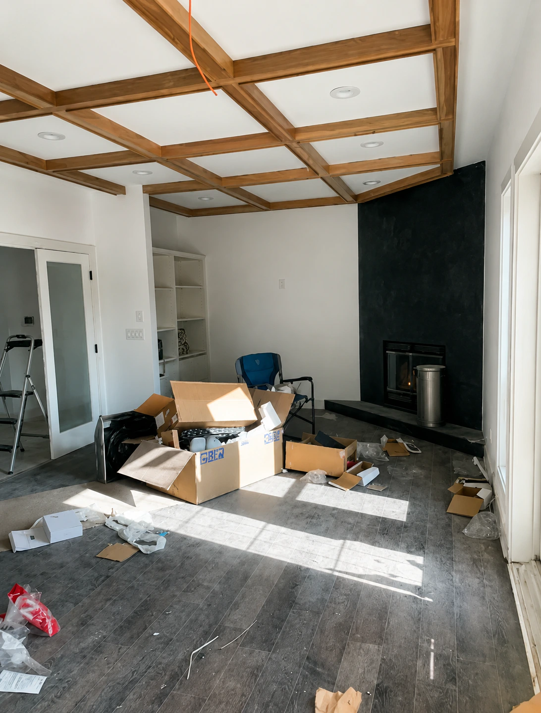 Vorher: Wohnraum mit Umzugskartons und Restmüll